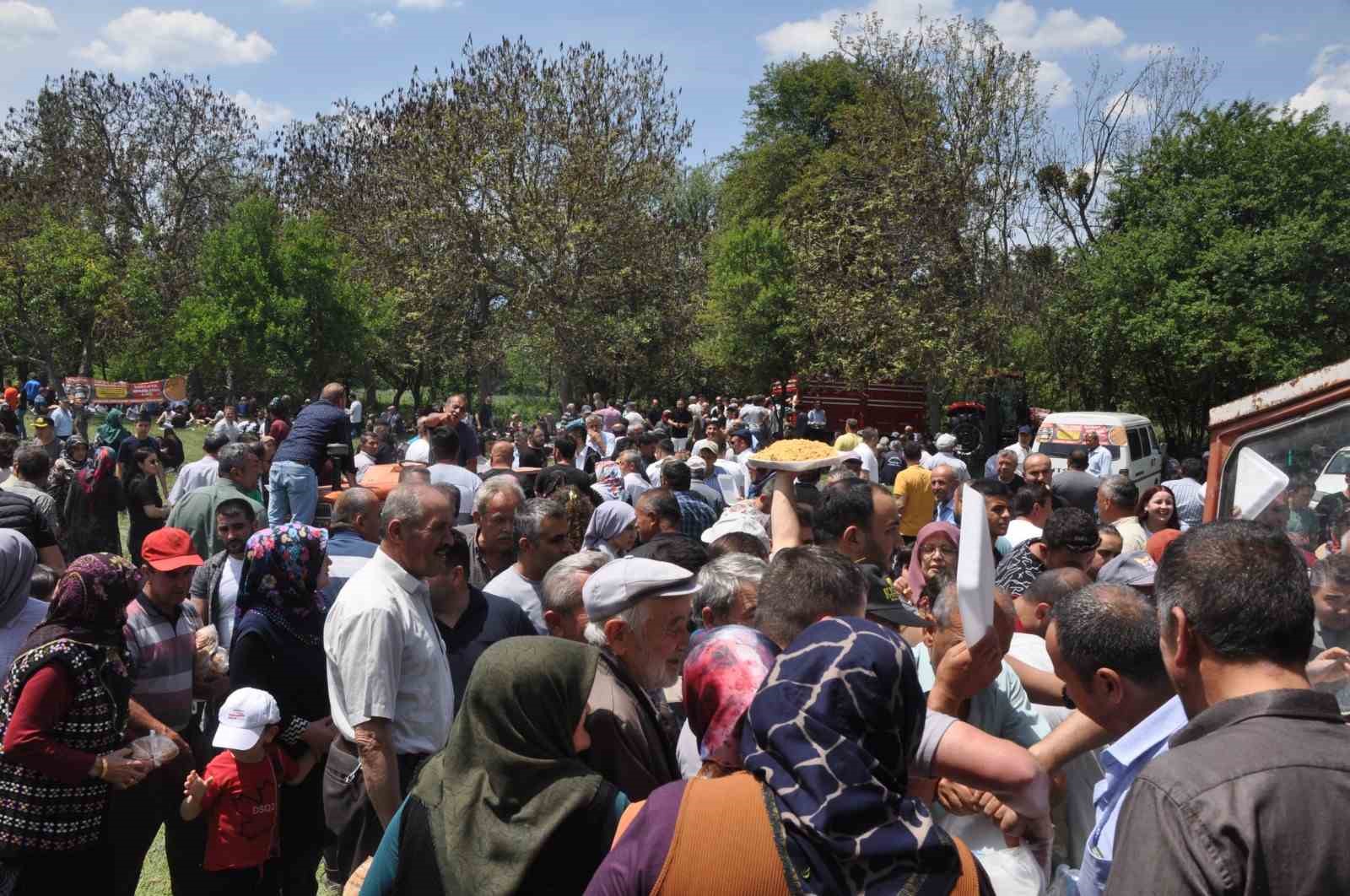 Köyde bayram coşkusu: Kazanlar kuruldu, yemekler pişirildi
