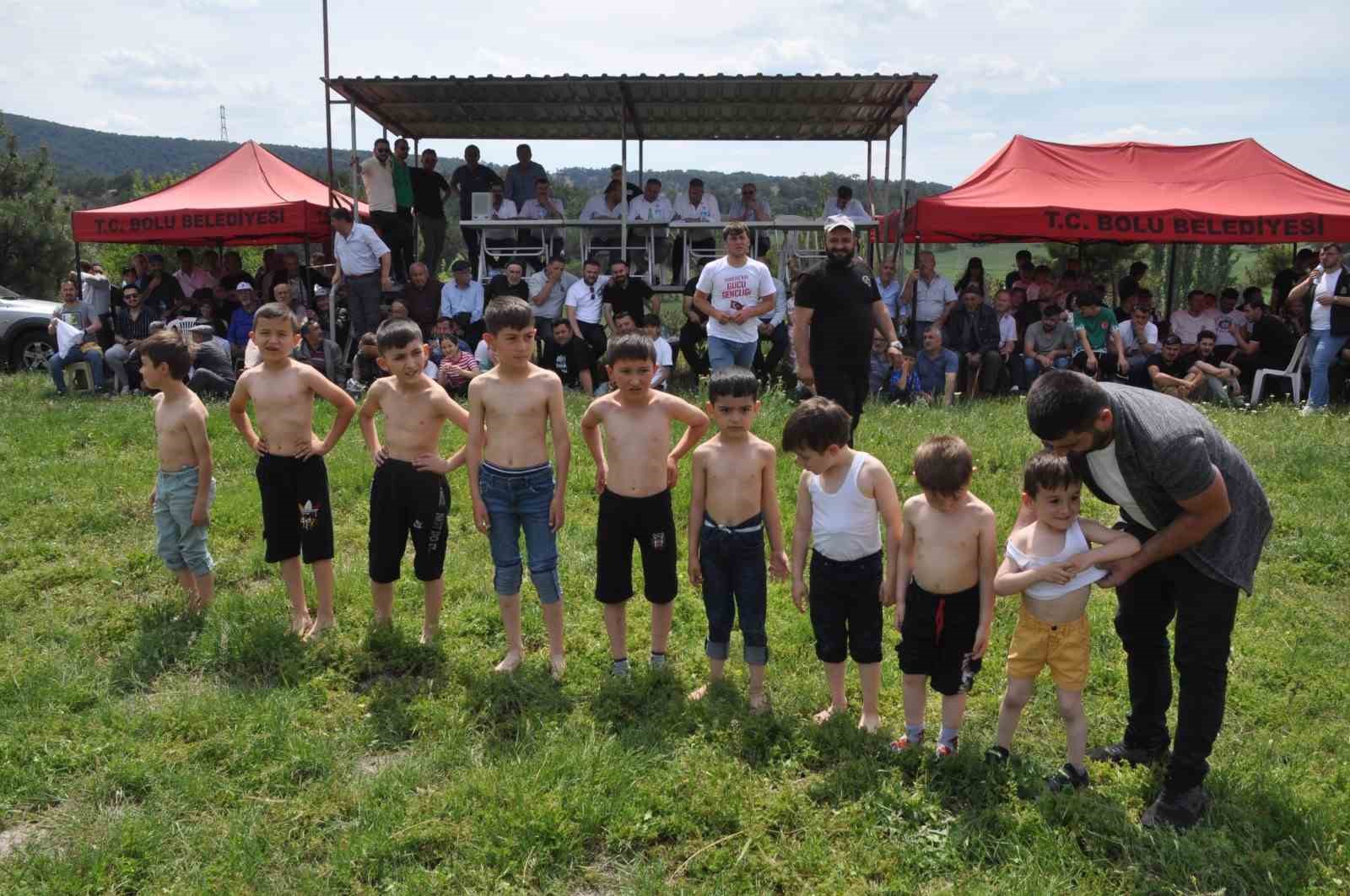 Köyde bayram coşkusu: Kazanlar kuruldu, yemekler pişirildi
