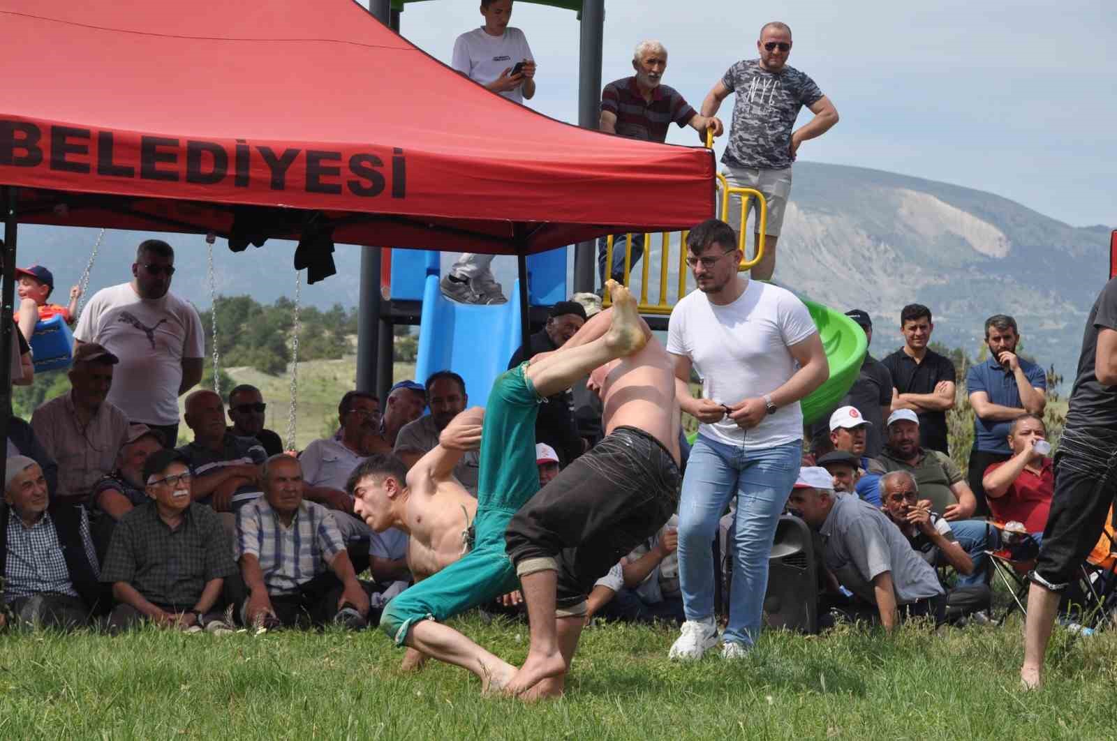 Köyde bayram coşkusu: Kazanlar kuruldu, yemekler pişirildi
