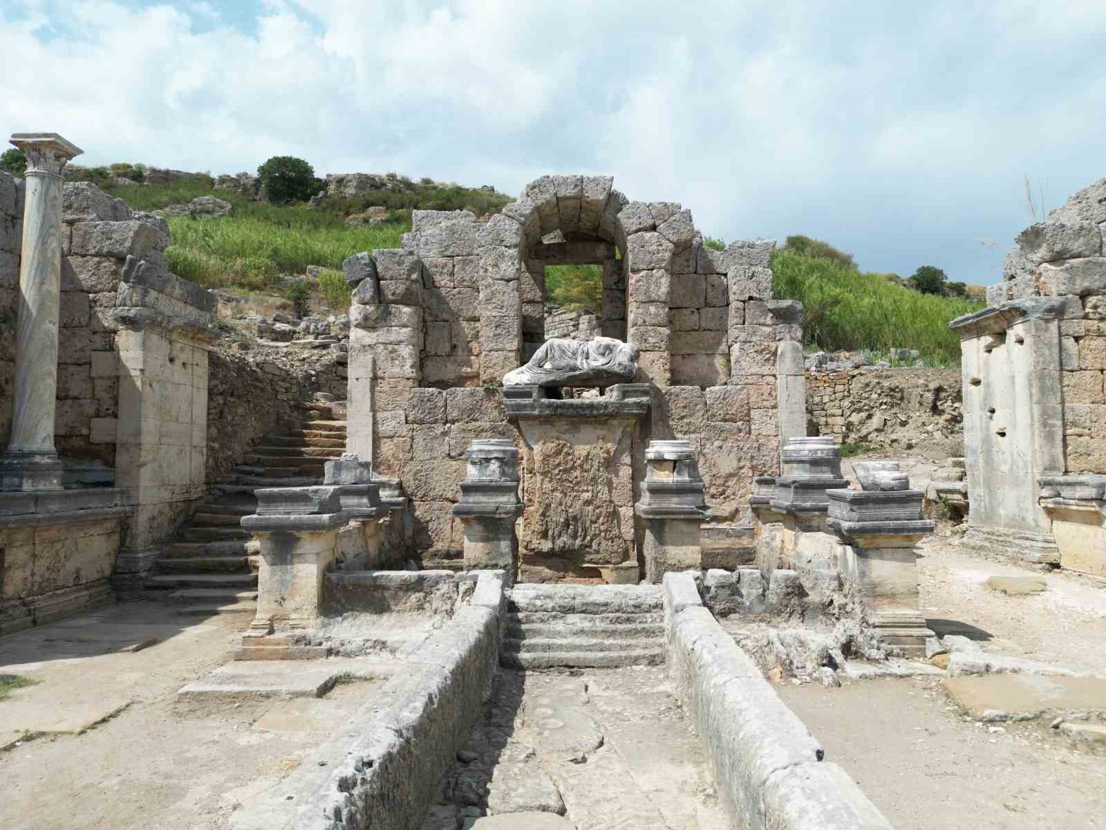 Perge’deki Kestros Çeşmesi, 1800 yıl aradan sonra suyla buluşacak
