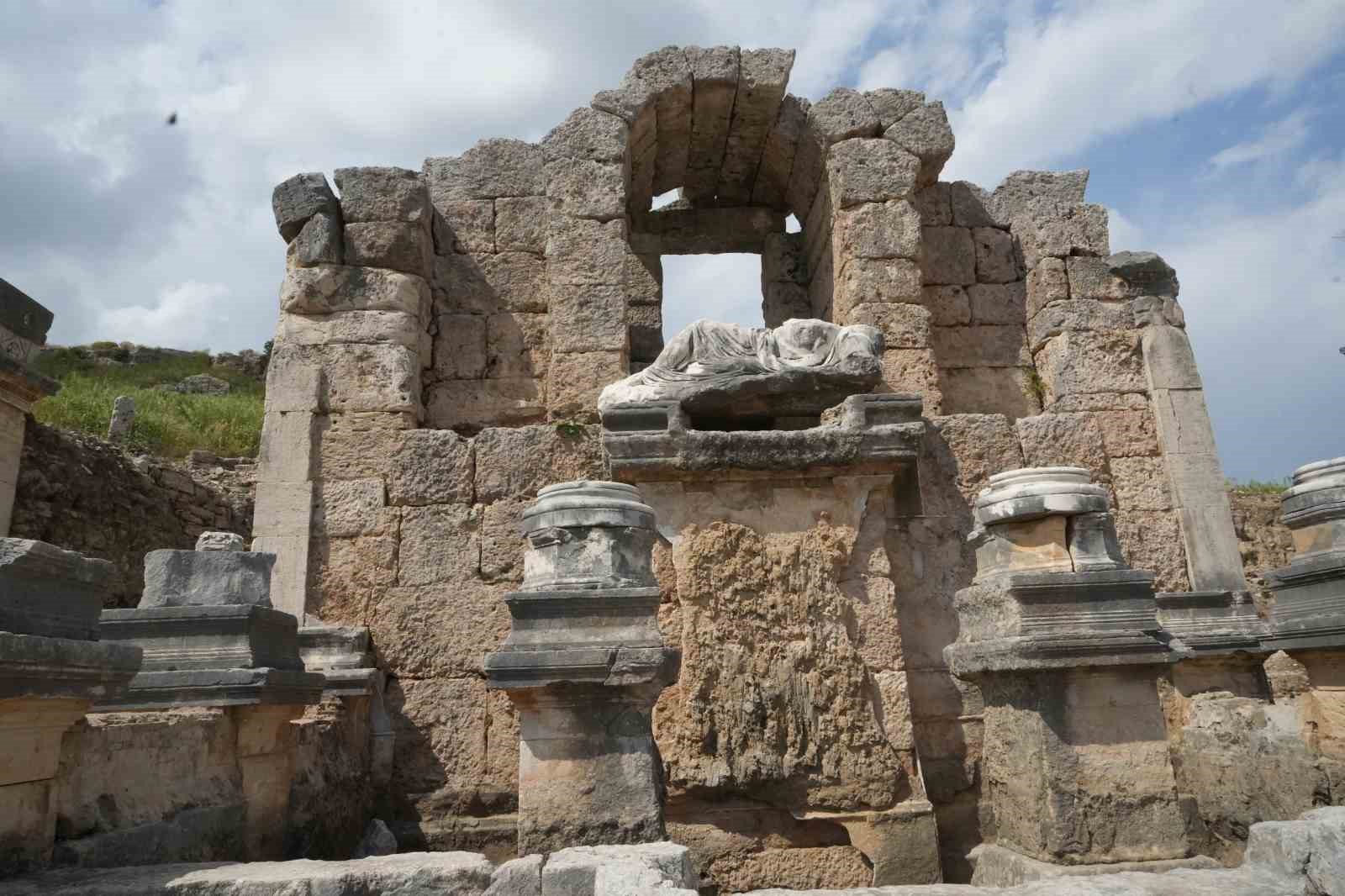 Perge’deki Kestros Çeşmesi, 1800 yıl aradan sonra suyla buluşacak
