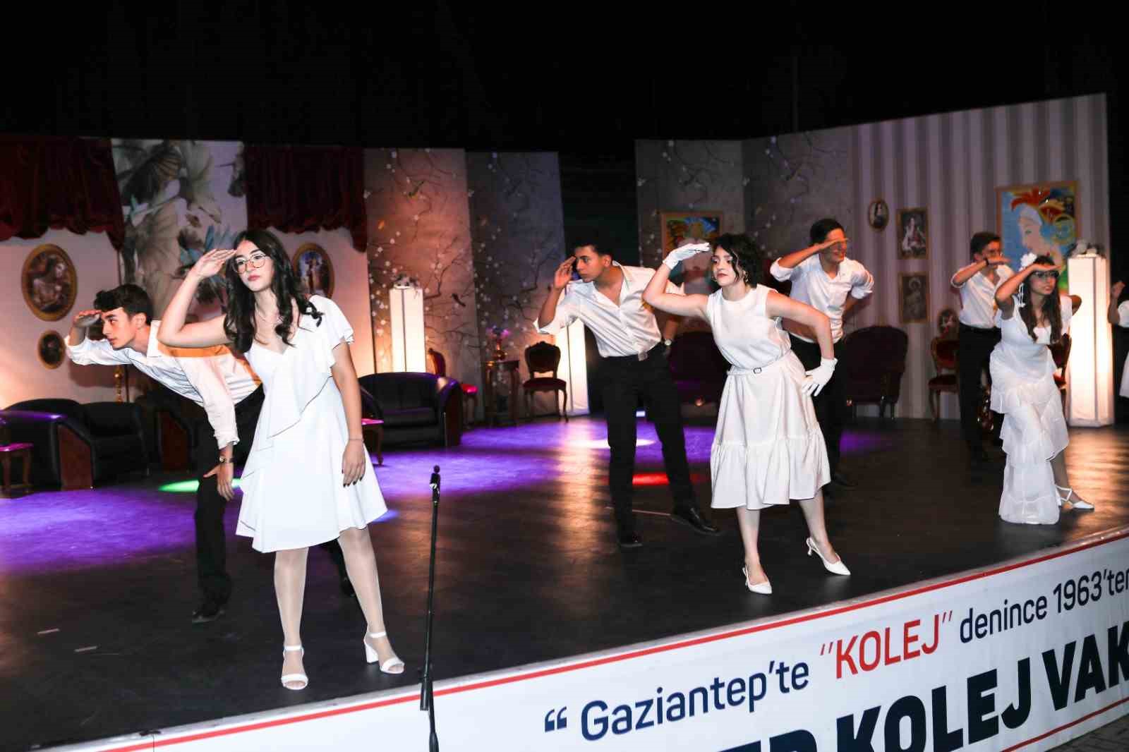 Gaziantep Kolej Vakfı’nda Lüküs Hayat müzikali sahnelendi
