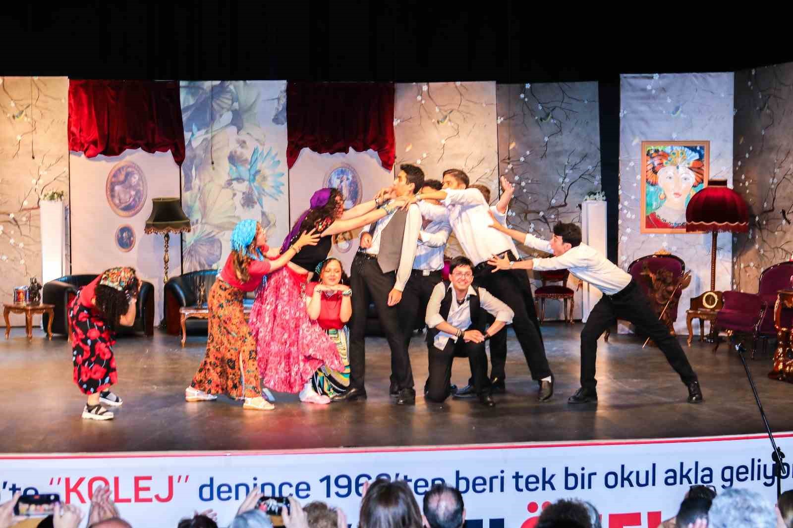 Gaziantep Kolej Vakfı’nda Lüküs Hayat müzikali sahnelendi
