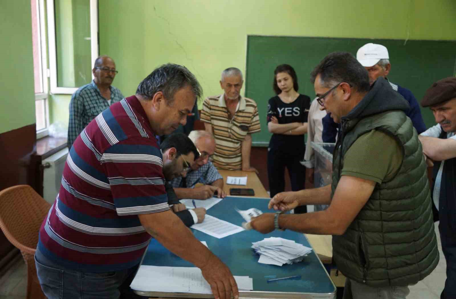 Tekrarlanan seçimde yeniden köyüne muhtar seçildi
