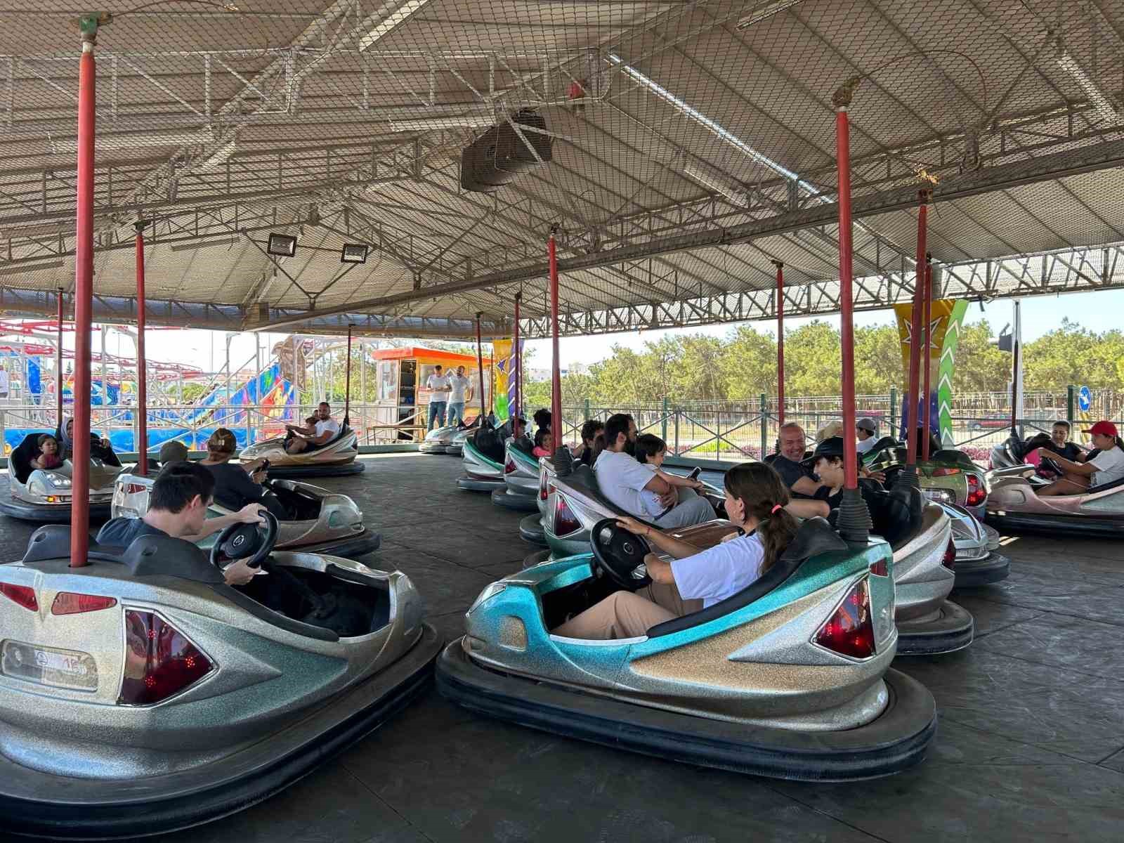 Engel tanımayan gençler lunaparkta gönüllerince eğlendi
