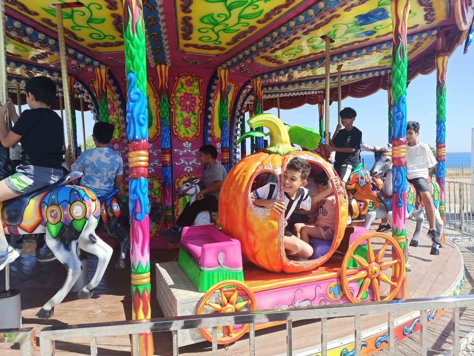 Engel tanımayan gençler lunaparkta gönüllerince eğlendi
