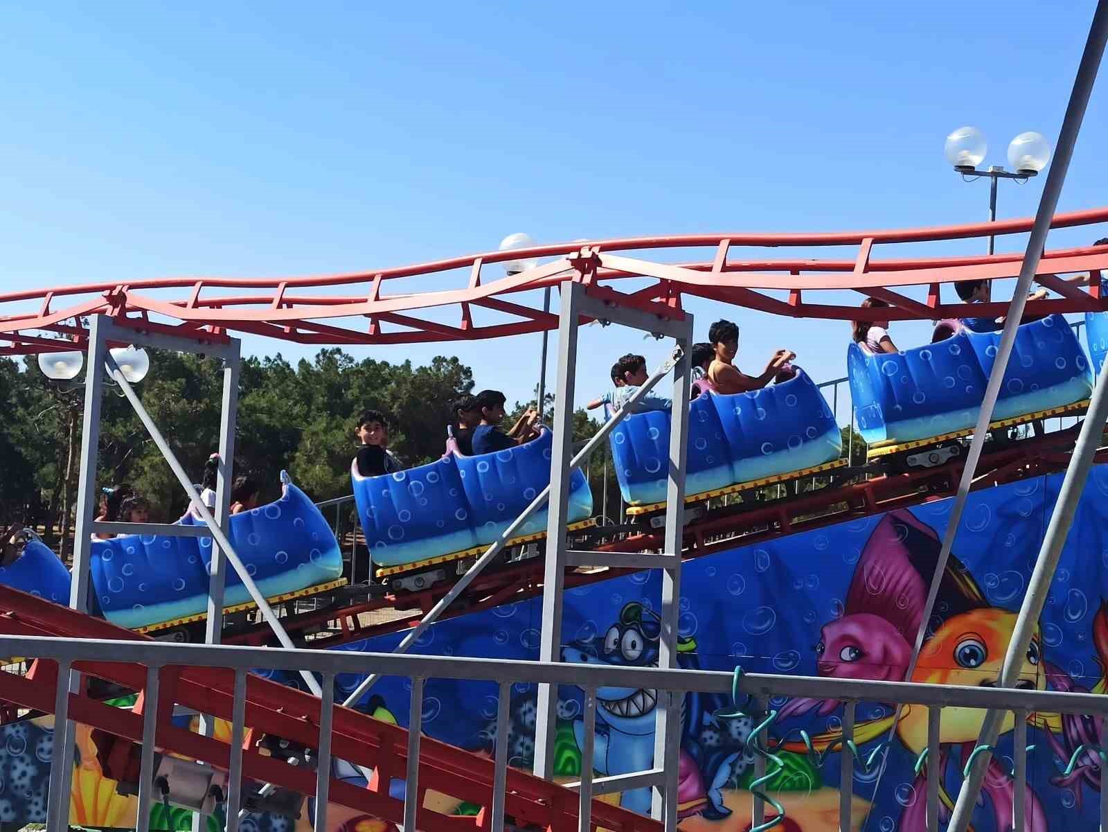 Engel tanımayan gençler lunaparkta gönüllerince eğlendi
