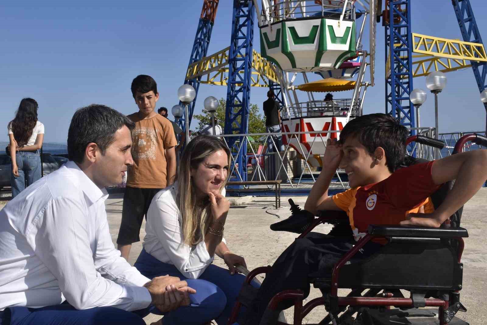 Engel tanımayan gençler lunaparkta gönüllerince eğlendi
