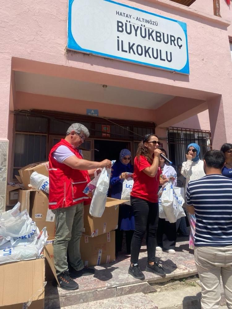 Depremzede çocukların yüzünü güldürdüler
