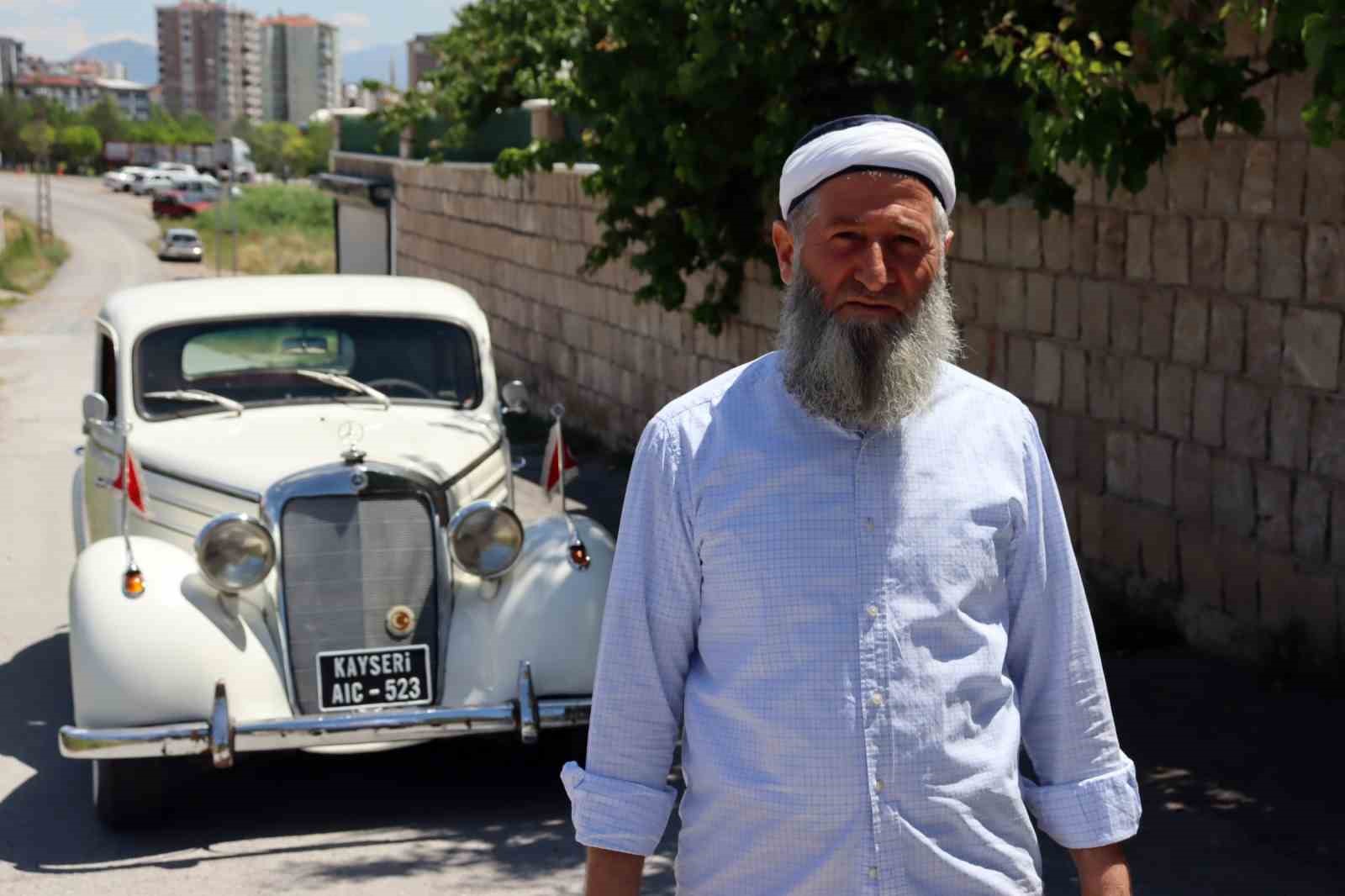 Adnan Menderes’in korumasının kullandığı otomobile gözü gibi bakıyor
