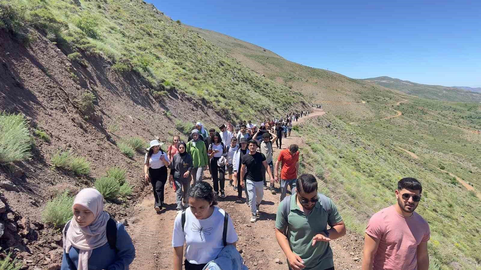 Elazığ’da Hazarbaba Dağı’na doğa yürüyüşü gerçekleştirildi
