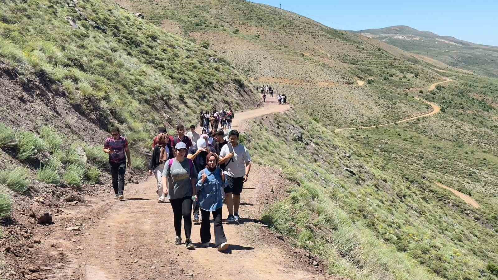 Elazığ’da Hazarbaba Dağı’na doğa yürüyüşü gerçekleştirildi
