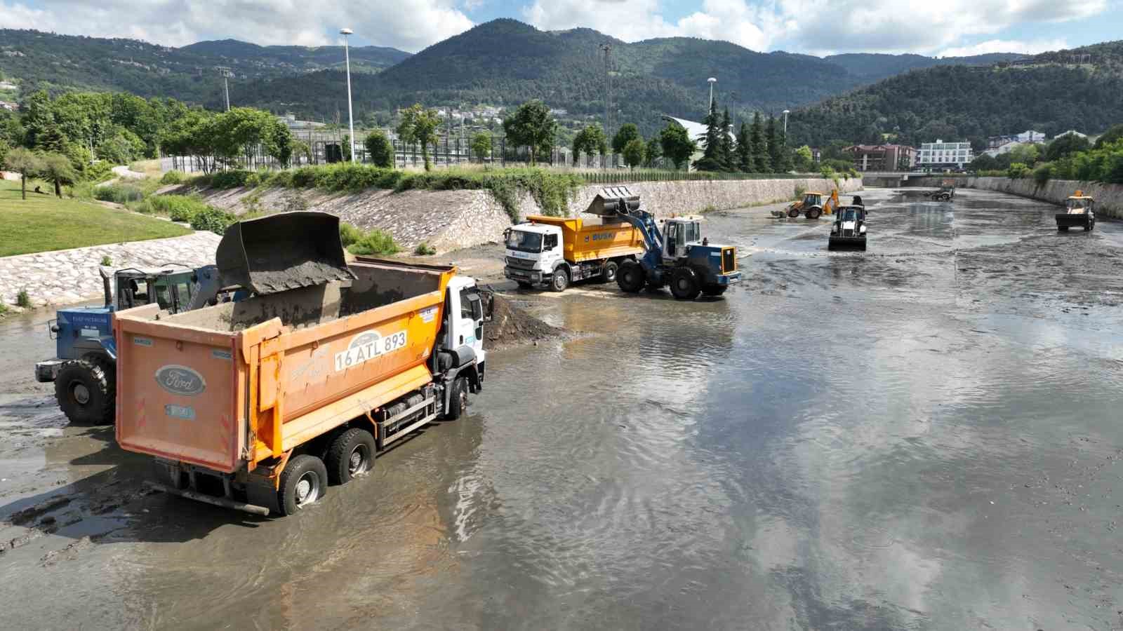 BUSKİ’den derelere yaz temizliği
