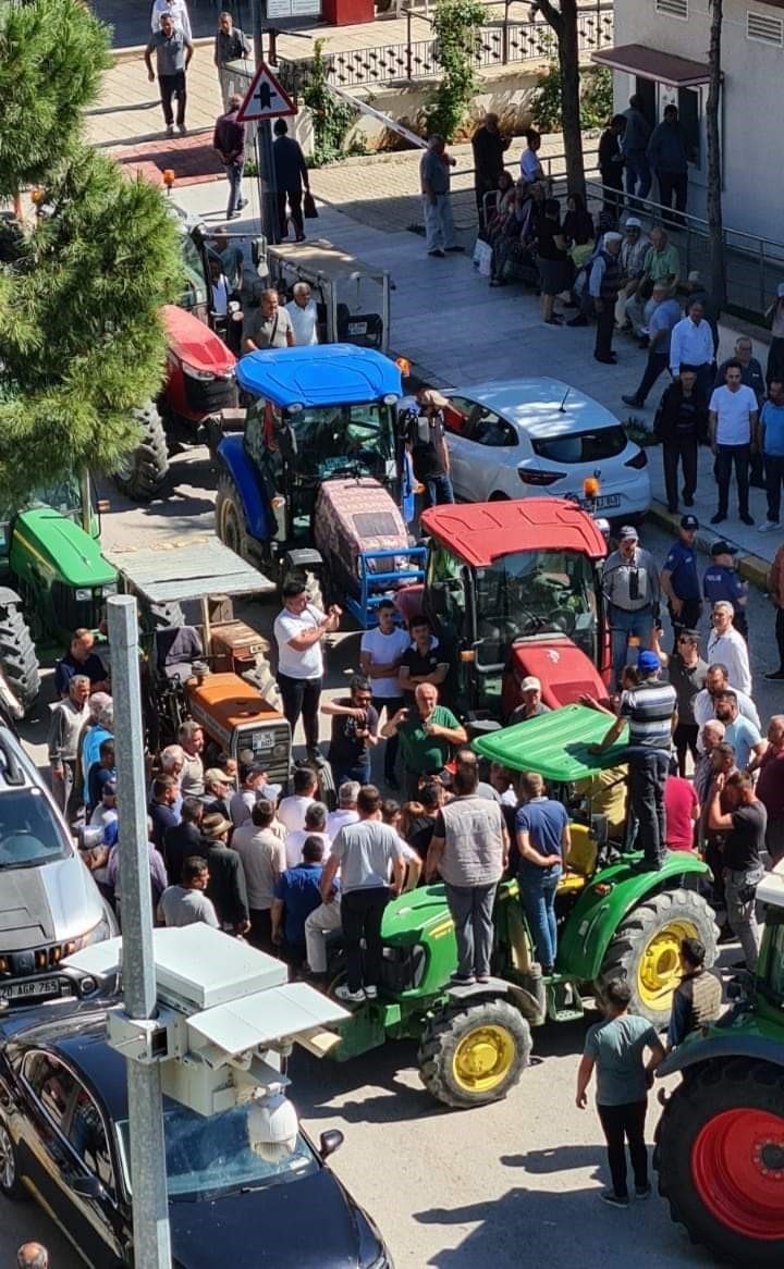 Denizli’de sulama sezonuna sıkıntılarla giren üreticiler, Çal ilçesinde seslerini duyurmaya çalıştı
