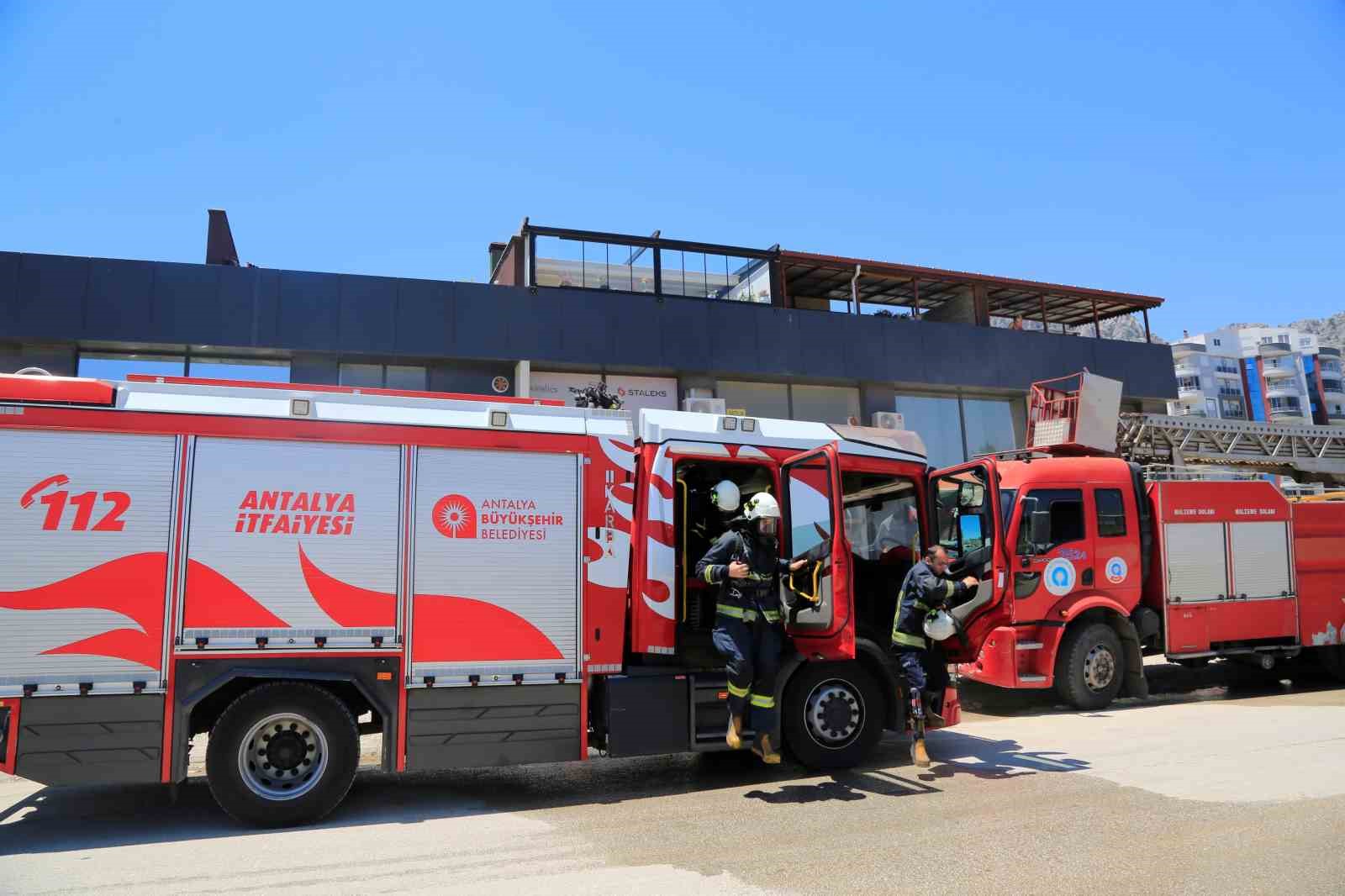 İşyerinin yanışını çaresiz bakışlarla izledi
