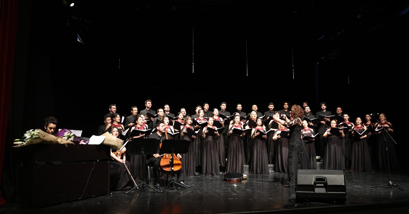 Nâzım Hikmet eserleri ile anıldı
