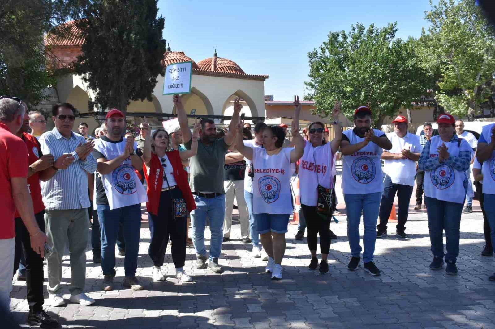 Menemen Belediyesinden çıkarılan işçilerin eylemi sürüyor
