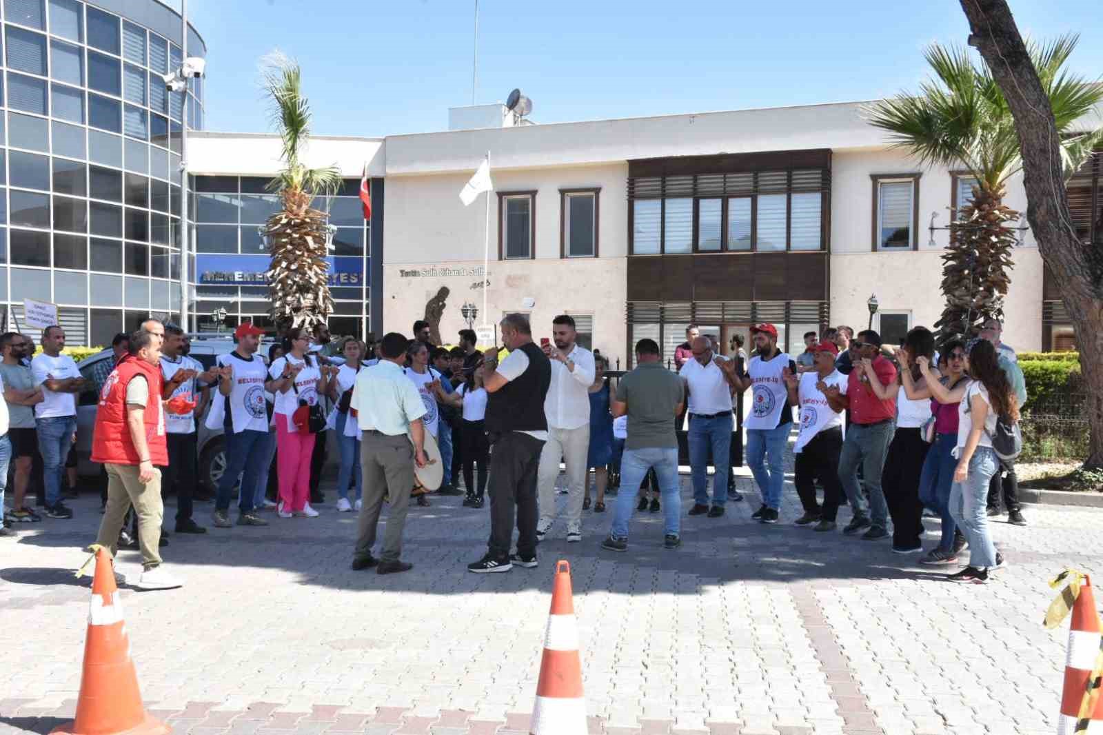 Menemen Belediyesinden çıkarılan işçilerin eylemi sürüyor
