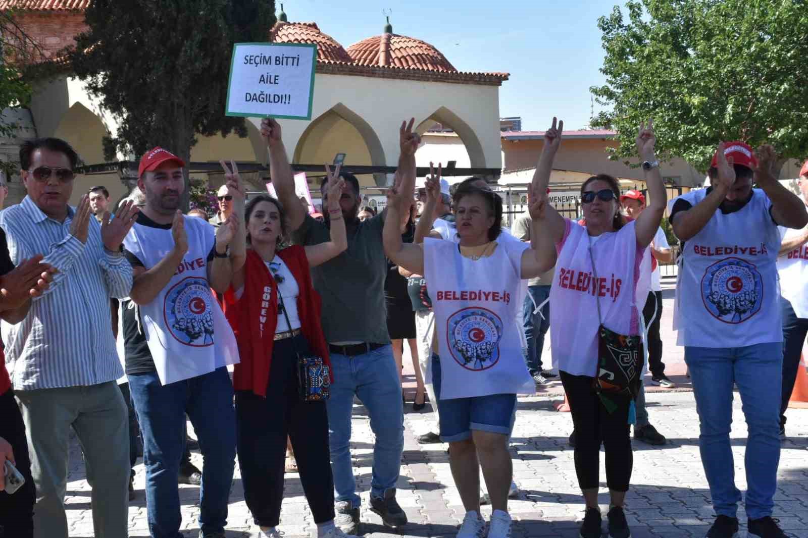 Menemen Belediyesinden çıkarılan işçilerin eylemi sürüyor
