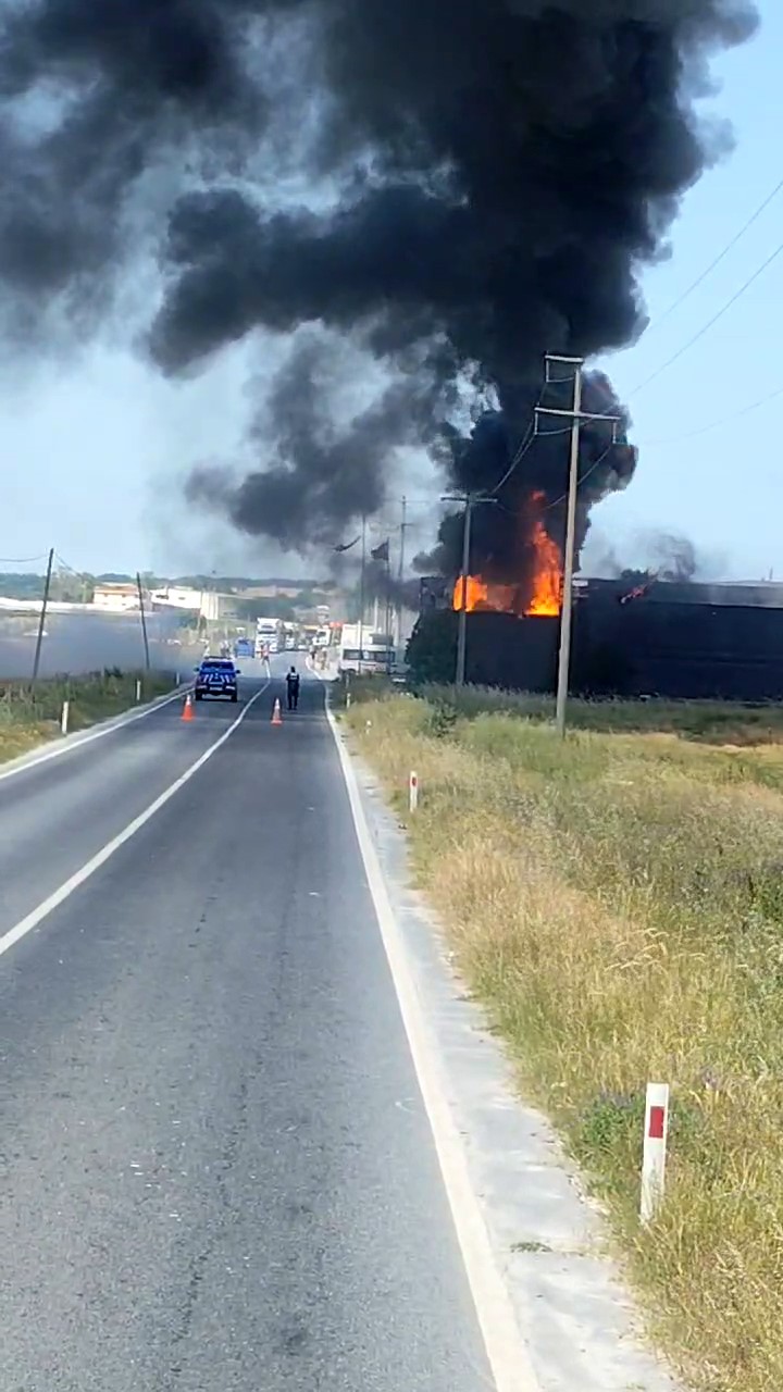 Silivri’de bulunan bir boya fabrikasında henüz belirlenemeyen bir nedenle yangın çıktı. Olay yerine çok sayıda itfaiye ekipleri sevk edildi. Ekiplerin yangına müdahalesi devam ediyor.
