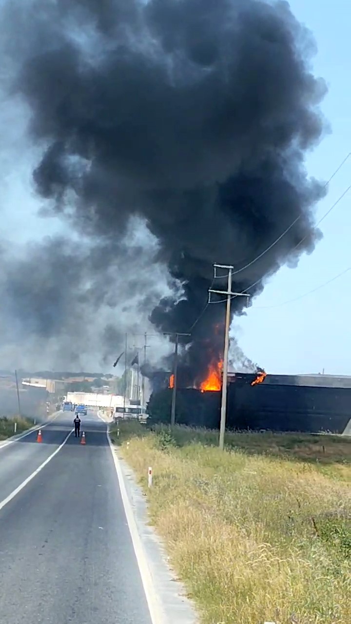 Silivri’de bulunan bir boya fabrikasında henüz belirlenemeyen bir nedenle yangın çıktı. Olay yerine çok sayıda itfaiye ekipleri sevk edildi. Ekiplerin yangına müdahalesi devam ediyor.
