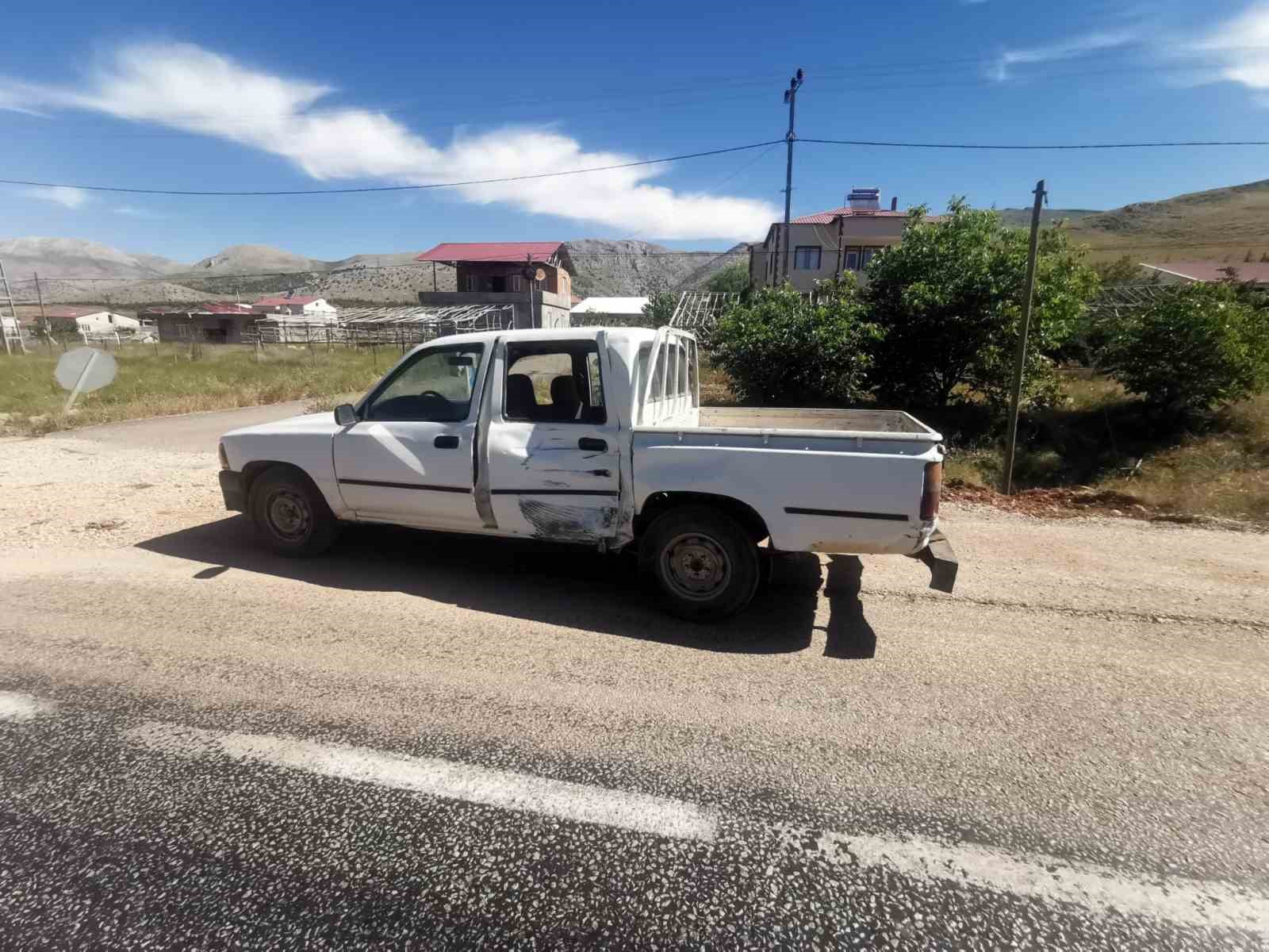 Motosiklet ile kamyonet çarpıştı: 1 yaralı
