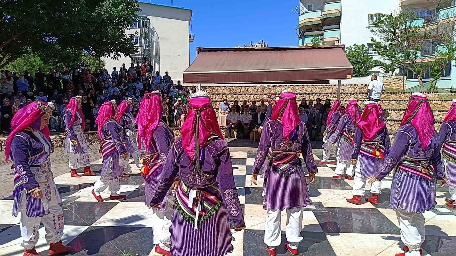 Kozan Halk Eğitim Merkezi yıl sonu sergisi açıldı
