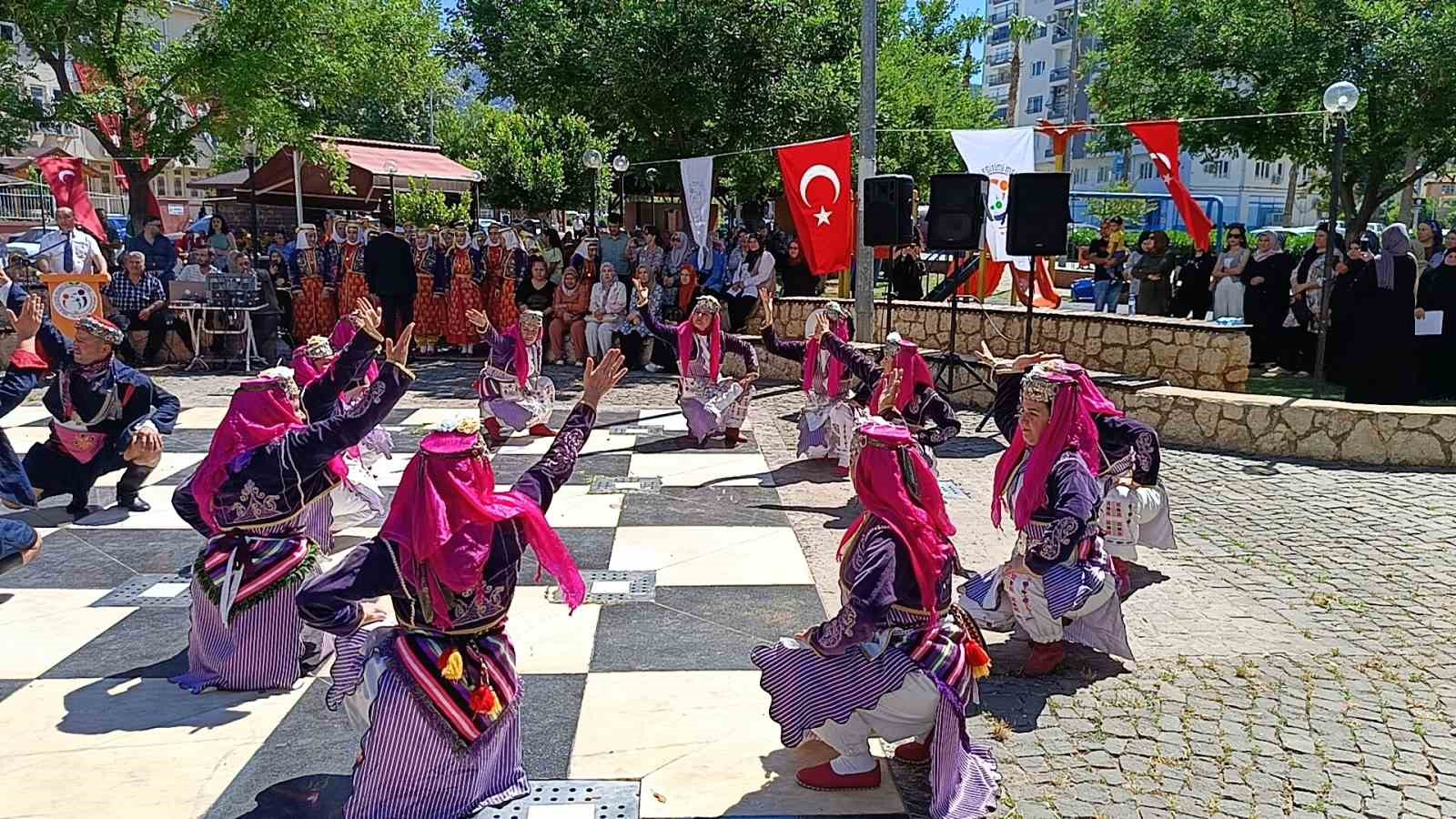 Kozan Halk Eğitim Merkezi yıl sonu sergisi açıldı
