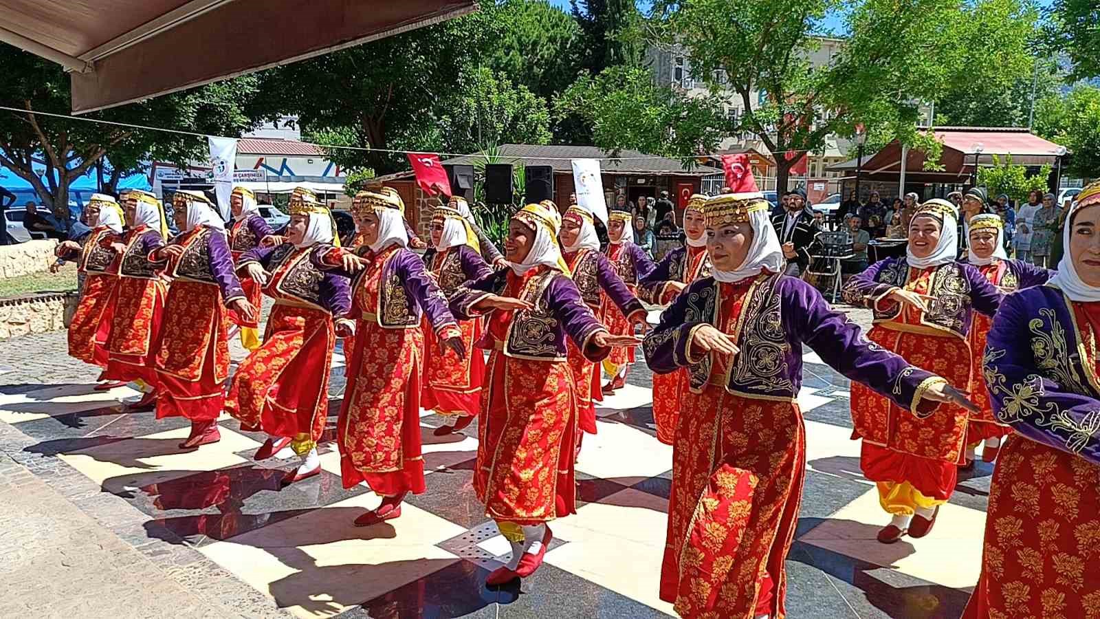 Kozan Halk Eğitim Merkezi yıl sonu sergisi açıldı
