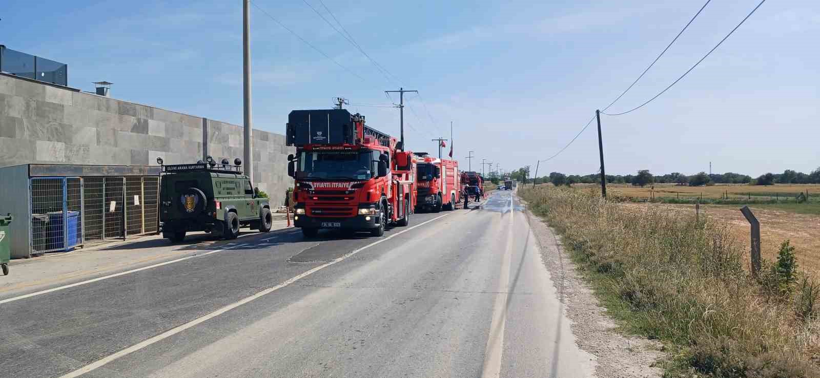 Silivri’de boya imalatı fabrikasının deposunda korkutan yangın
