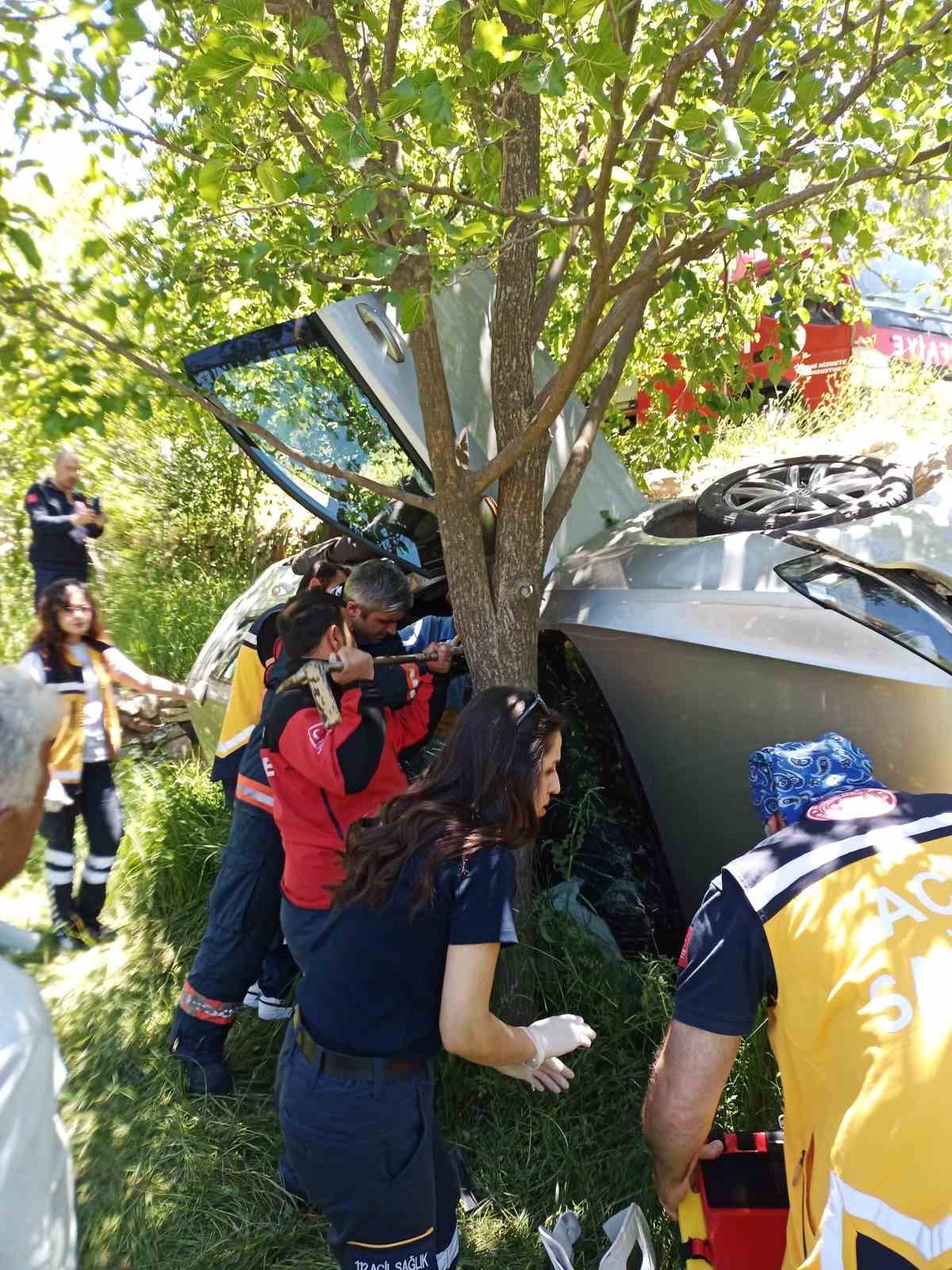 Yaşlı çift otomobille bahçeye yuvarlandı, takla atan araç içerisinde kurtarılmayı bekledi
