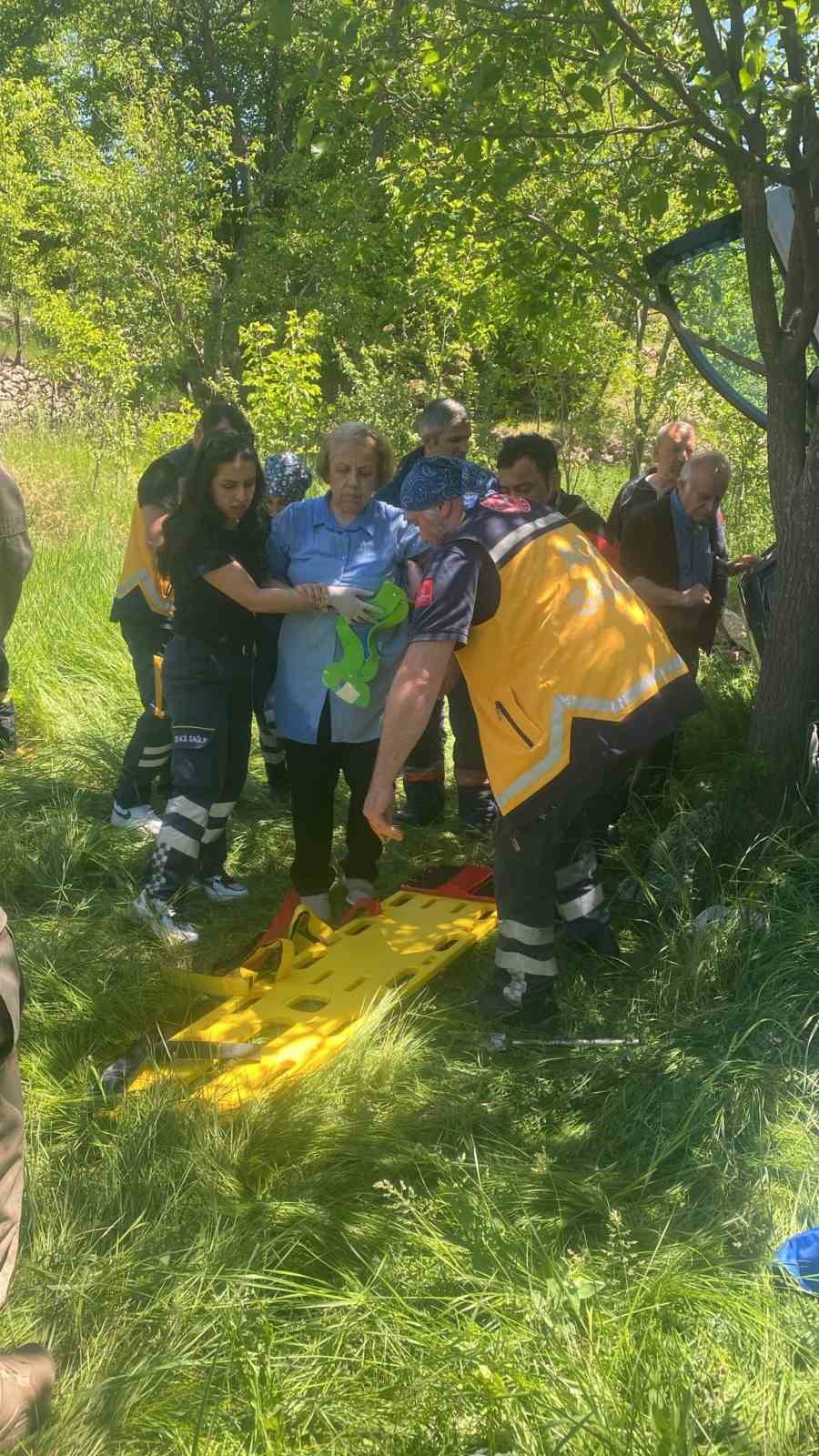 Yaşlı çift otomobille bahçeye yuvarlandı, takla atan araç içerisinde kurtarılmayı bekledi
