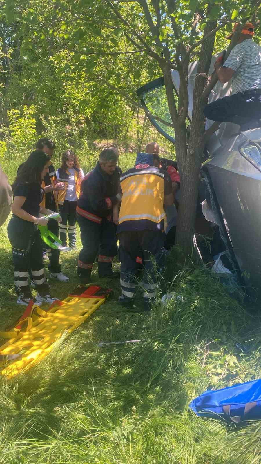 Yaşlı çift otomobille bahçeye yuvarlandı, takla atan araç içerisinde kurtarılmayı bekledi
