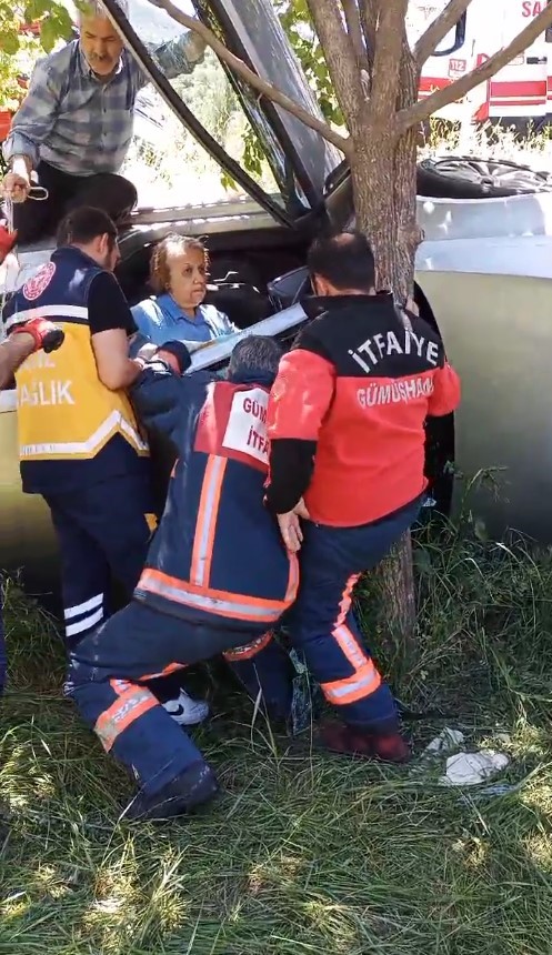 Yaşlı çift otomobille bahçeye yuvarlandı, takla atan araç içerisinde kurtarılmayı bekledi
