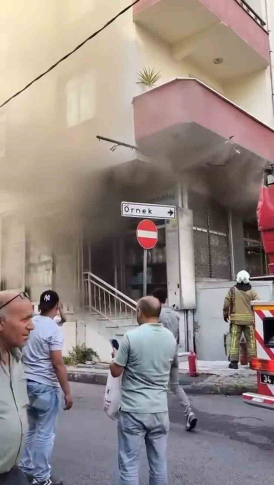 Ataşehir’de iş yerinde korkutan yangın
