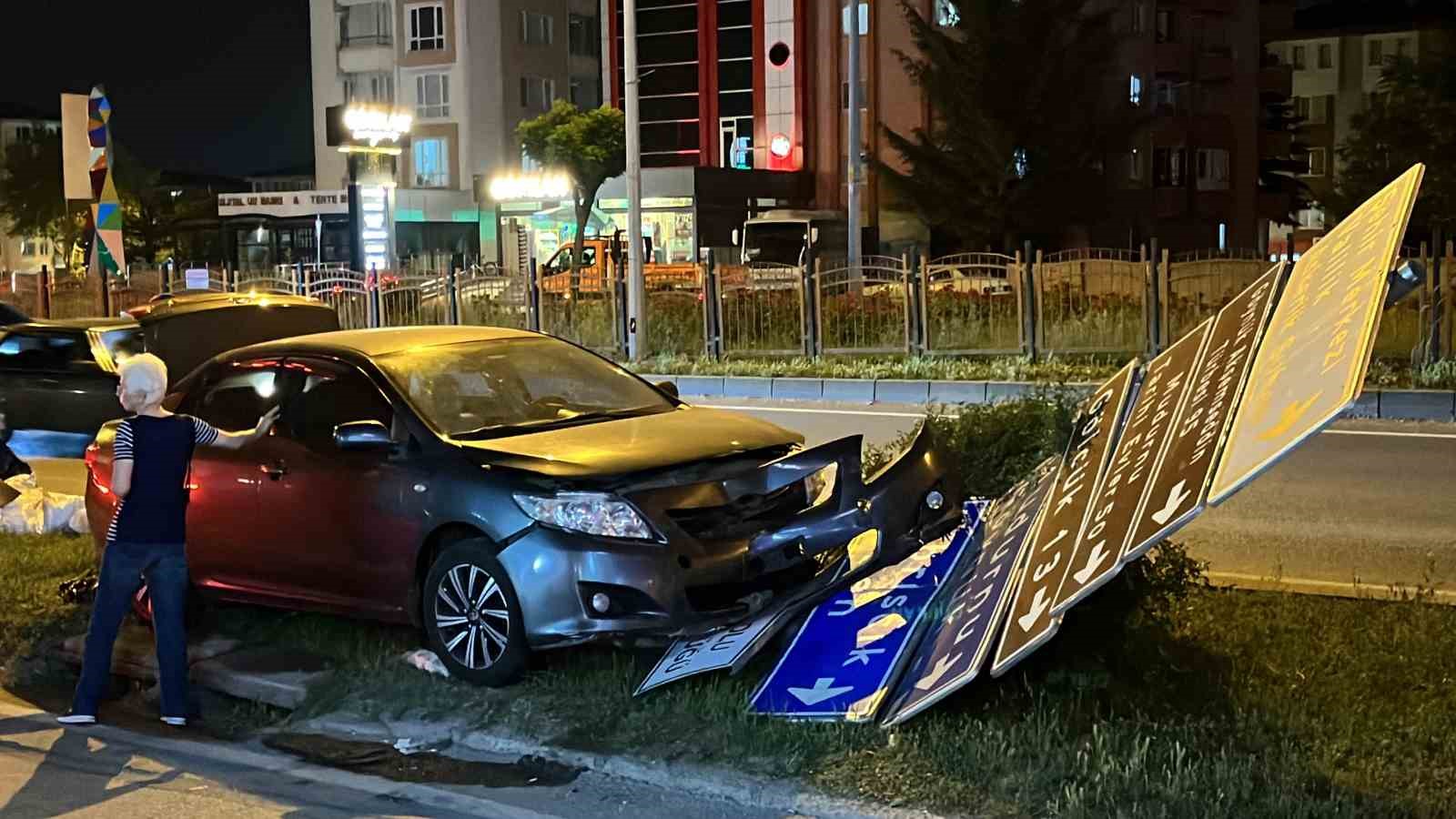 Sürücüsü fenalaşan otomobil tabelaya çarptı: 1 yaralı
