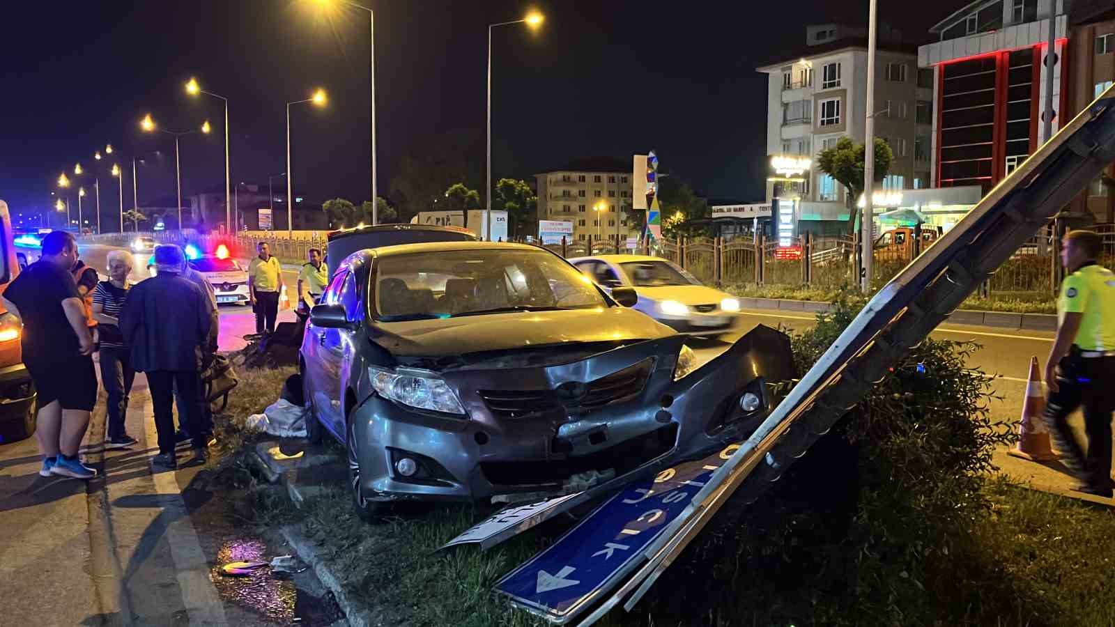 Sürücüsü fenalaşan otomobil tabelaya çarptı: 1 yaralı
