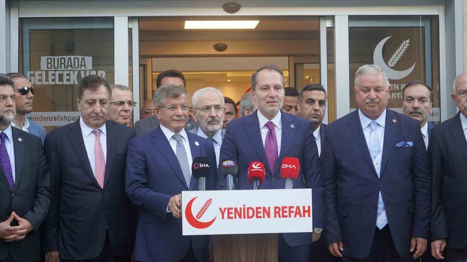 Yeniden Refah Partisi Genel Başkanı Erbakan ile Gelecek Partisi Genel Başkanı Davutoğlu bir araya geldi
