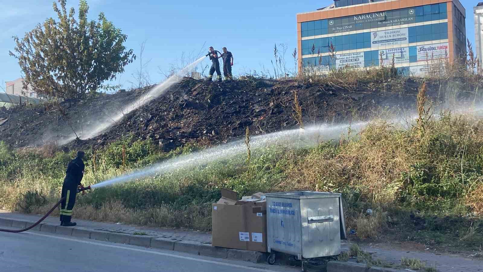 Gebze’de boş arazide yangın
