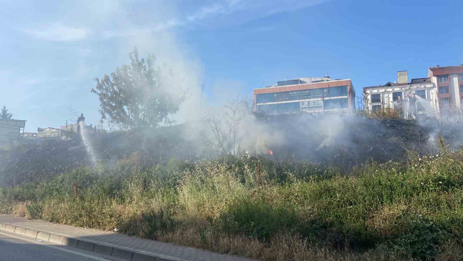 Gebze’de boş arazide yangın
