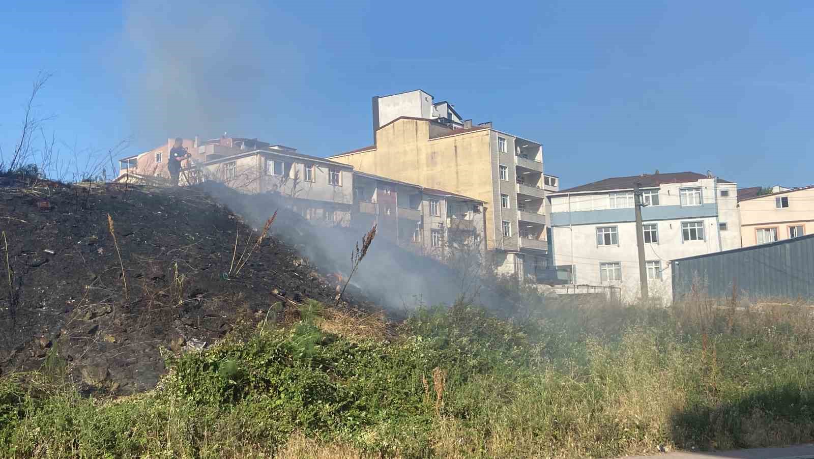 Gebze’de boş arazide yangın
