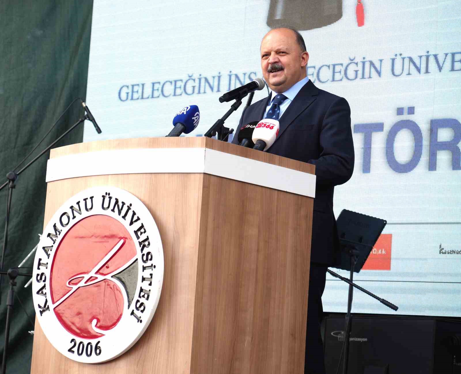 Kastamonu Üniversitesi’nde 4 bin 500 öğrenci mezuniyet sevinci yaşadı
