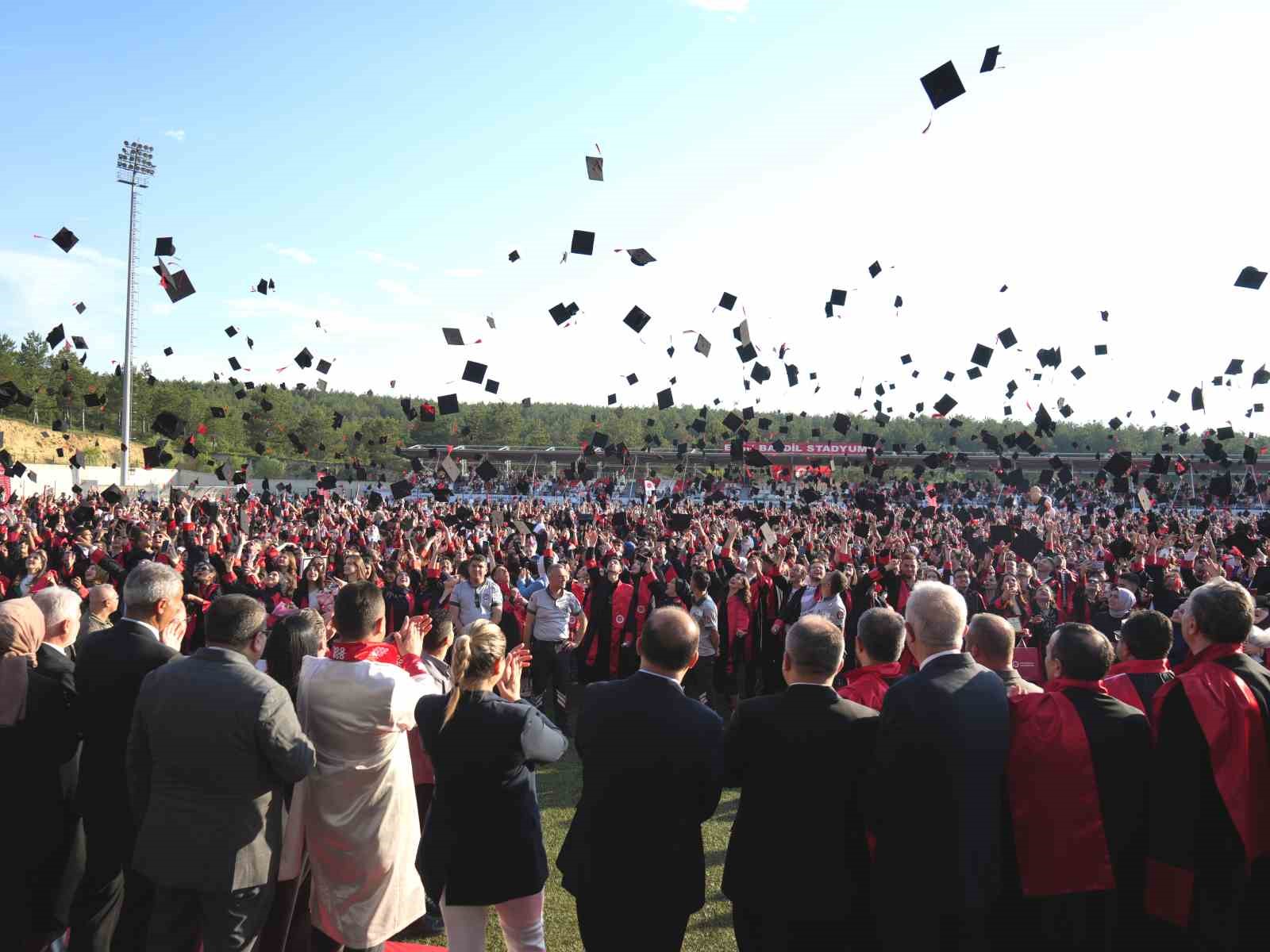 Kastamonu Üniversitesi’nde 4 bin 500 öğrenci mezuniyet sevinci yaşadı
