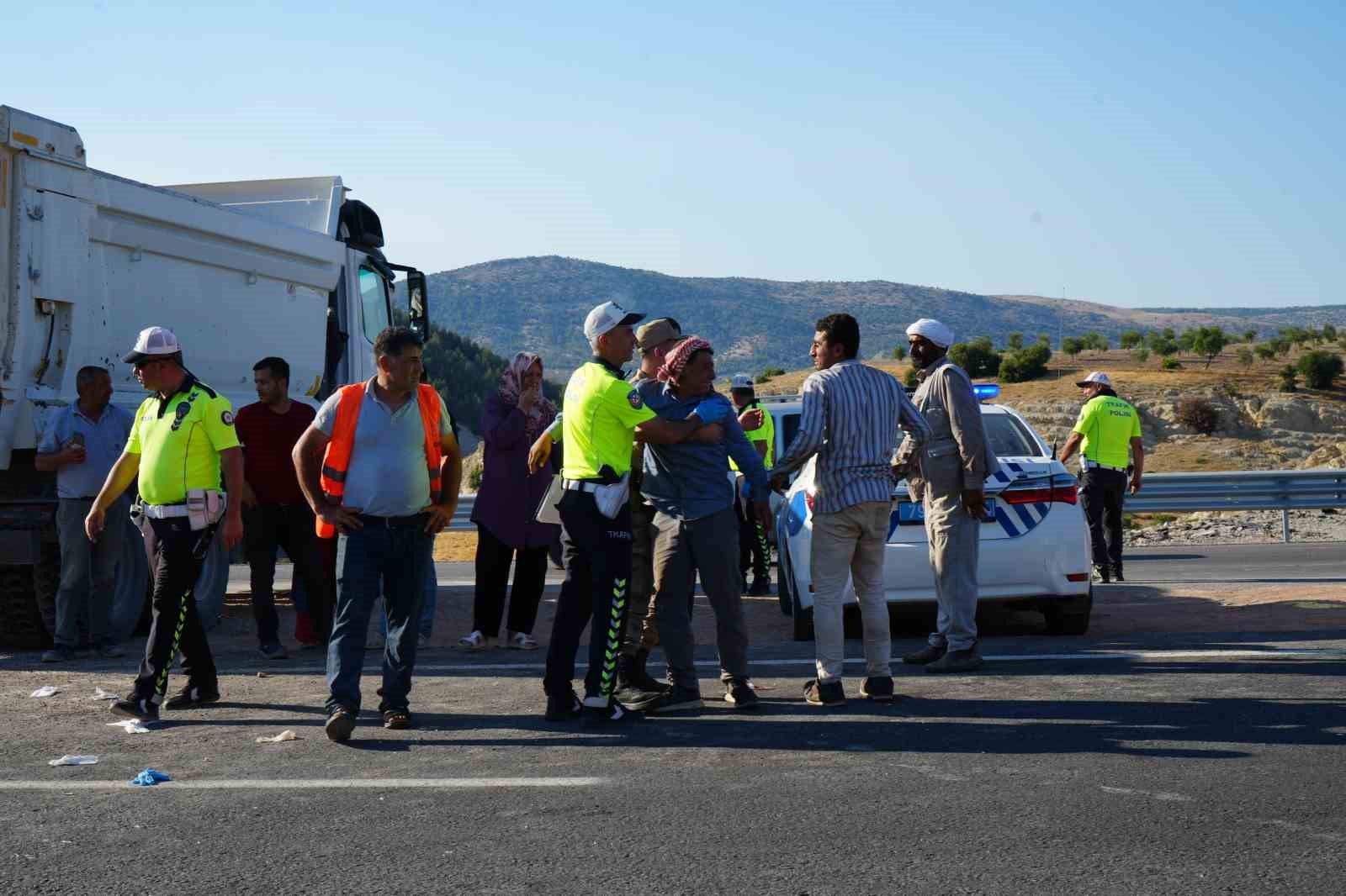 Kilis’te hafriyat kamyonu ticari taksi ile çarpıştı: 2 ölü, 8 ağır yaralı
