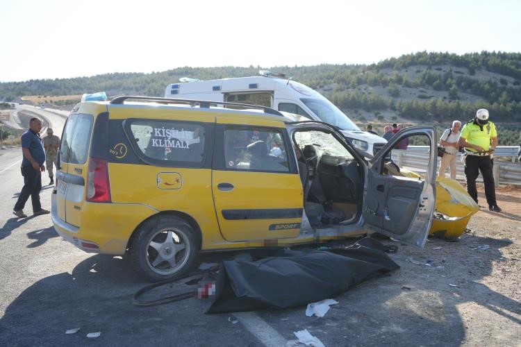 Kilis’te hafriyat kamyonu ticari taksi ile çarpıştı: 2 ölü, 8 ağır yaralı
