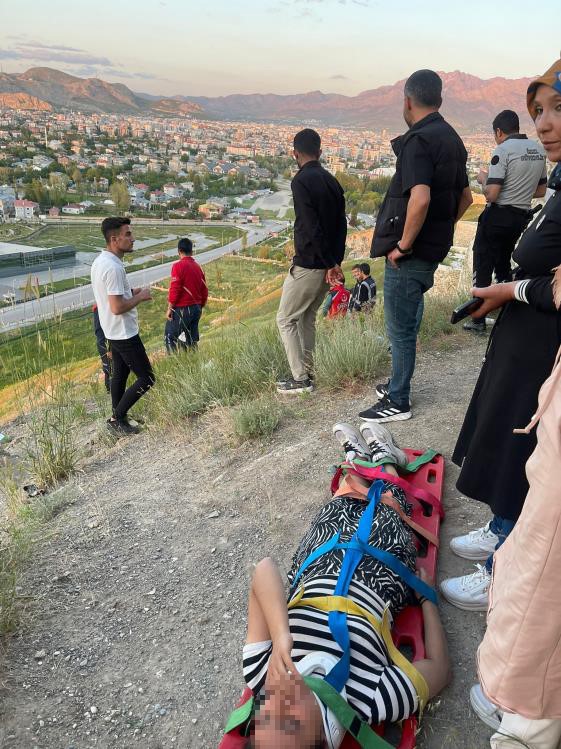 Van Kalesi’nde fotoğraf çektirmek isterken aşağı düştü
