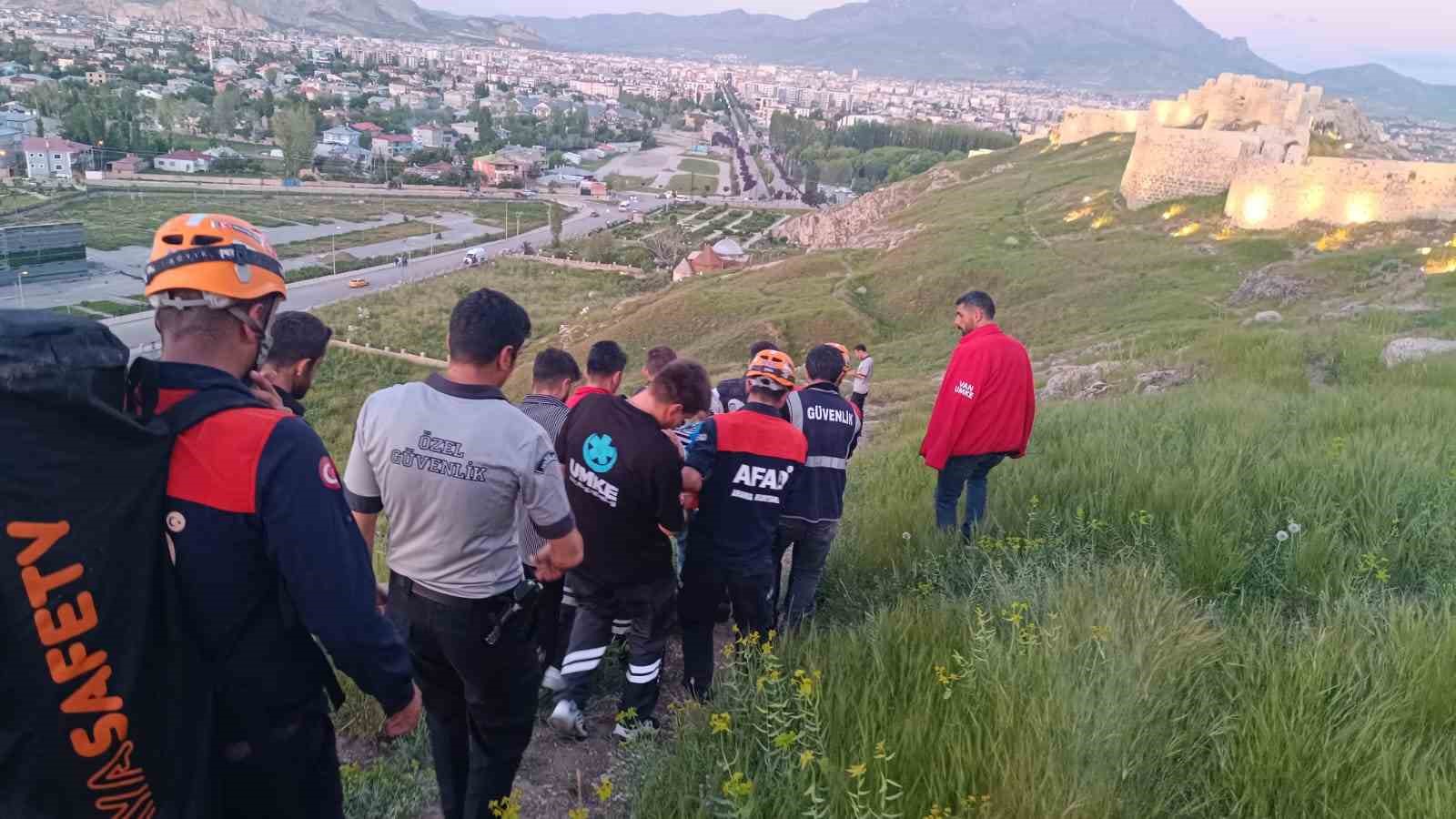 Van Kalesi’nde fotoğraf çektirmek isterken aşağı düştü
