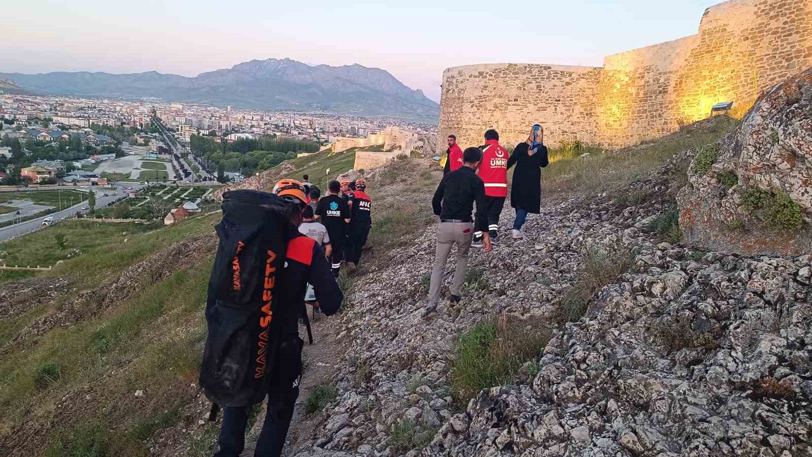 Van Kalesi’nde fotoğraf çektirmek isterken aşağı düştü
