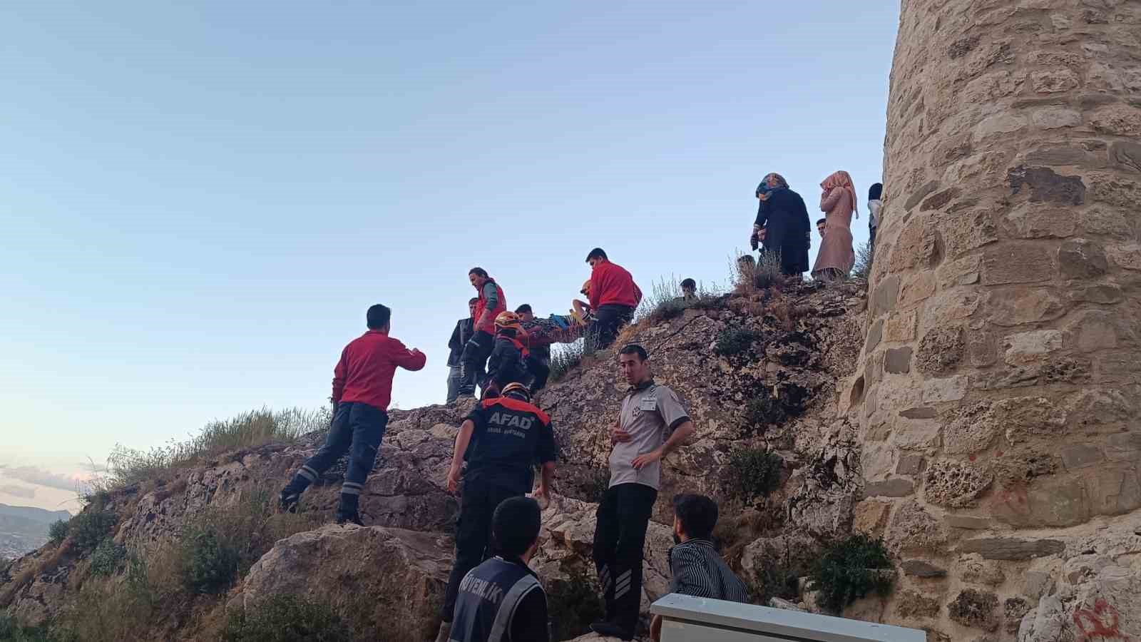 Van Kalesi’nde fotoğraf çektirmek isterken aşağı düştü
