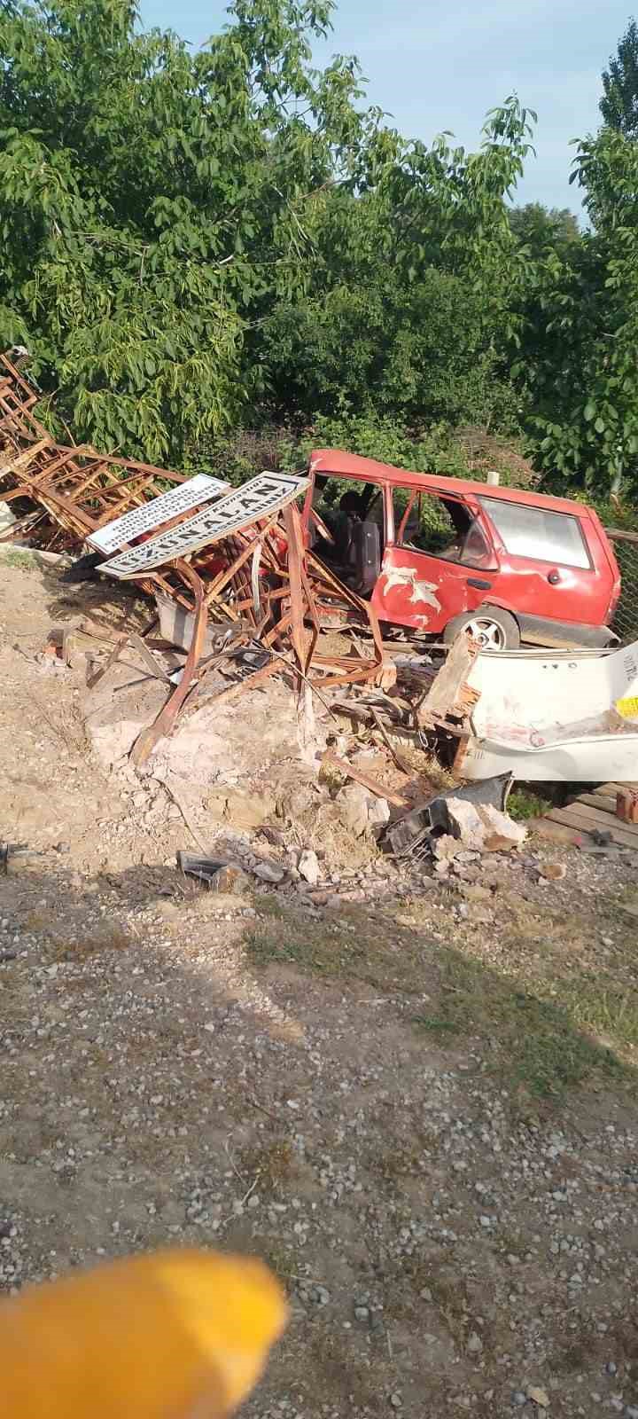 Ayvacık’ta otomobil elektrik direğine çarptı: 2 ağır yaralı
